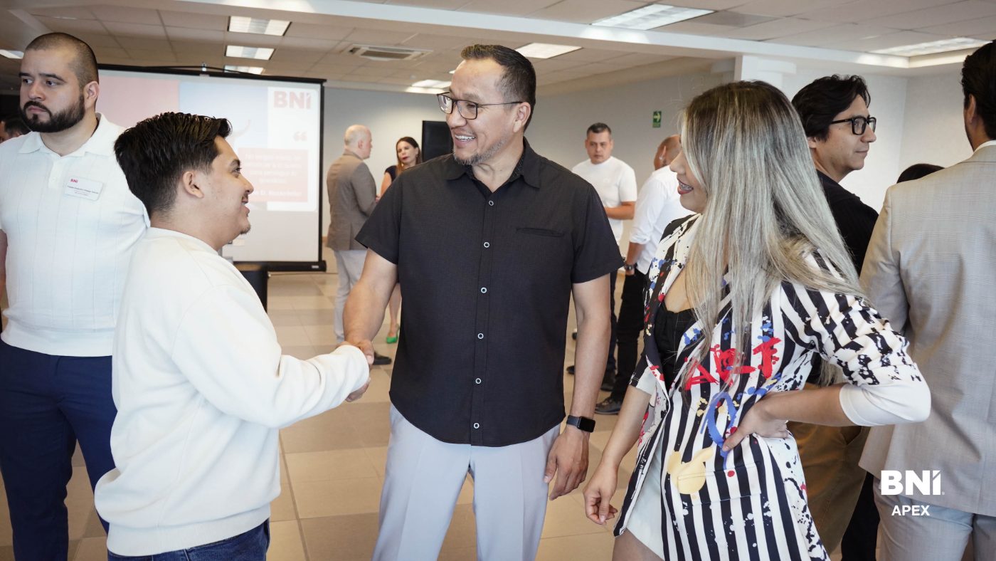 Ricardo Serna conviviendo en evento de networking