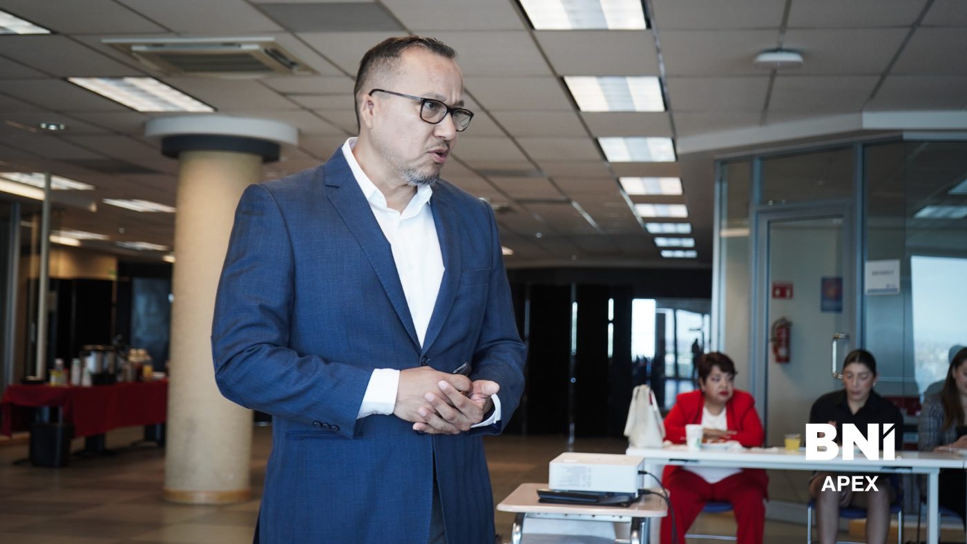 Ricardo Serna presentando ante la comunidad de negocios